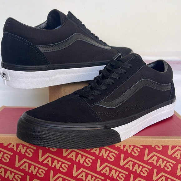 Vans Men’s Old Skool
(Mono Bumper) Black/True
VN0A38G1Q9C
Sneakers - Picture 9 of 16